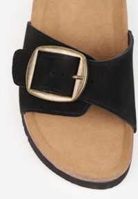 Renee - Czarne Klapki z Zamszu Naturalnego na Korkowej Platformie z Klamrą Ariessea. Kolor: czarny. Materiał: zamsz. Sezon: lato. Obcas: na platformie. Styl: elegancki #4