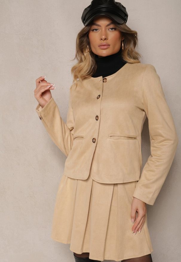 Renee - Beżowa Marynarka Bez Klap z Imitacji Zamszu Enalar. Okazja: na spotkanie biznesowe, na co dzień. Kolor: beżowy. Materiał: zamsz. Styl: biznesowy, wizytowy, casual, elegancki