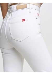 Big-Star - Spodnie damskie białe Winona 101. Kolor: biały. Sezon: lato, zima. Styl: sportowy #4