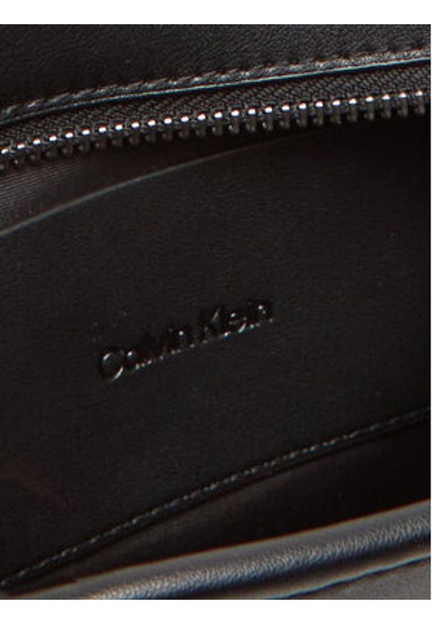 Calvin Klein Saszetka Sculpted Impression Reporter 18 LV04G3157G Czarny. Kolor: czarny. Materiał: skóra