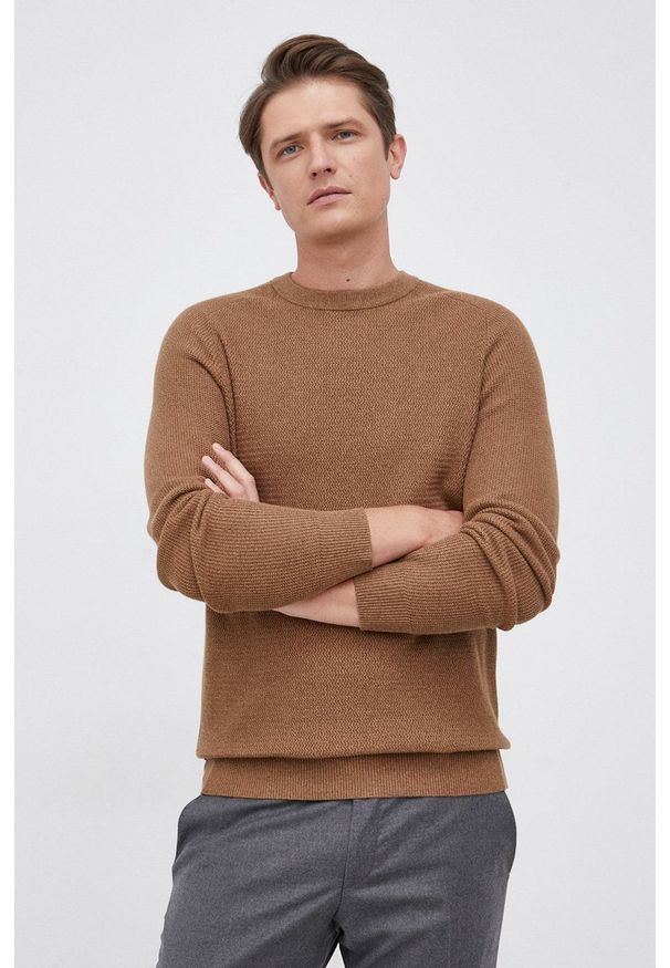 Selected Sweter męski kolor brązowy. Okazja: na co dzień. Kolor: brązowy. Materiał: bawełna, materiał. Długość rękawa: raglanowy rękaw. Styl: casual