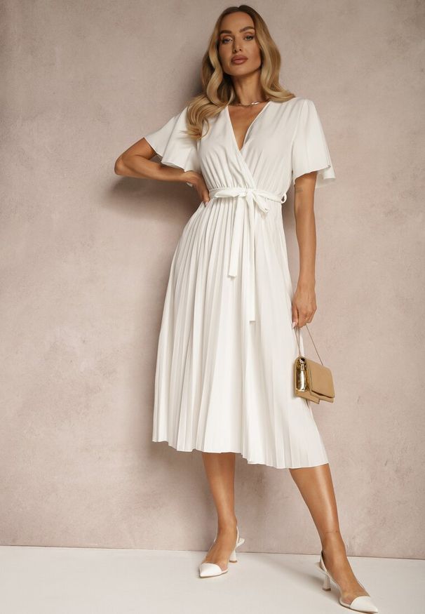 Renee - Biała Sukienka Wiązana w Talii z Plisowaniem na Dole Dorseki. Kolor: biały. Typ sukienki: plisowane. Styl: elegancki, klasyczny