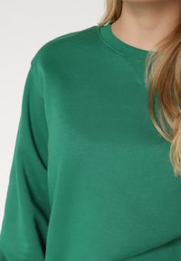 Born2be - Zielona Bluza z Bawełną Ozdobiona Przeszyciami Fezoria. Okazja: na co dzień. Kolor: zielony. Materiał: bawełna. Wzór: aplikacja. Styl: casual, klasyczny #7