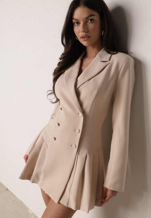 Born2be - Beżowa Sukienka o Kroju Marynarki VICES z Poduszkami w Ramionach Serlina. Okazja: na co dzień. Kolor: beżowy. Styl: casual, elegancki, klasyczny