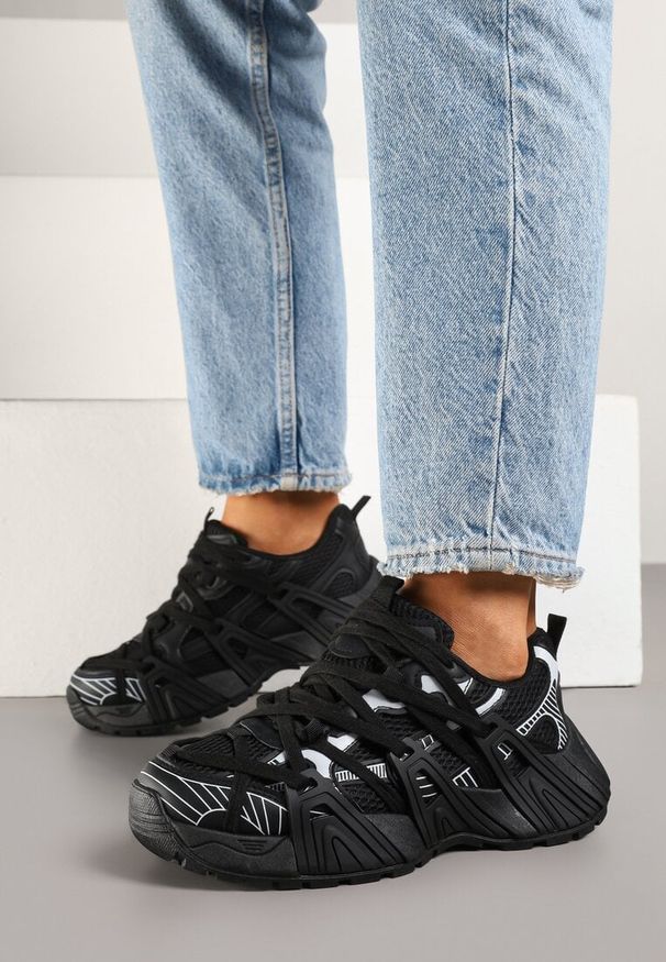 Renee - Czarne Sneakersy Ozdobione Geometrycznym Motywem Pollines. Okazja: na co dzień. Zapięcie: sznurówki. Kolor: czarny. Materiał: jeans. Wzór: aplikacja, geometria