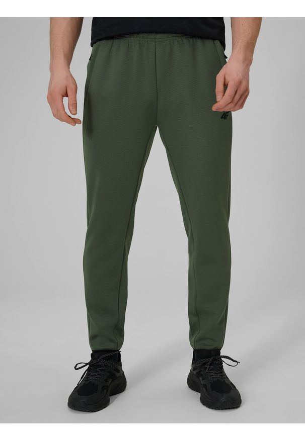 4f - 4F Spodnie treningowe szybkoschnące męskie - khaki S. Kolor: oliwkowy, brązowy, wielokolorowy. Materiał: materiał. Sport: fitness