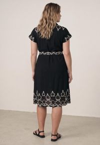 Born2be - Czarna Wiskozowa Sukienka Koszulowa Zdobiona Haftem i Wiązanym Paskiem Telonesa. Okazja: na co dzień. Kolekcja: plus size. Kolor: czarny. Materiał: wiskoza. Wzór: aplikacja, haft. Typ sukienki: koszulowe. Styl: casual #4