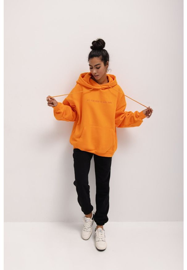 Marsala - Bluza z kapturem oraz HAFTEM w kolorze EXOTIC ORANGE- GARSON-UNI. Typ kołnierza: kaptur. Materiał: poliester, materiał, jeans, dzianina, bawełna, dresówka. Wzór: haft. Styl: sportowy