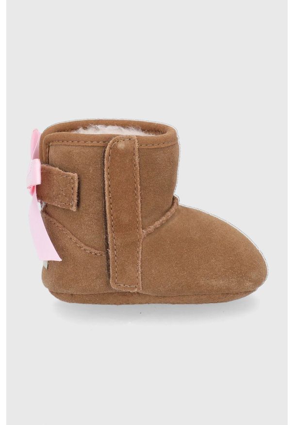 Ugg - UGG Śniegowce zamszowe dziecięce kolor brązowy. Nosek buta: okrągły. Zapięcie: rzepy. Kolor: brązowy. Materiał: zamsz