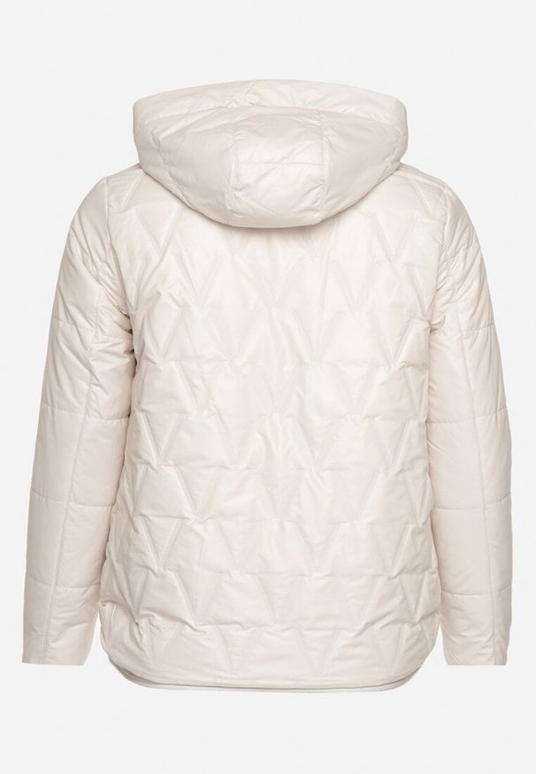 Born2be - Beżowa Pikowana Pudełkowa Kurtka z Kapturem Zapinana na Suwak i Napy Nevianna. Okazja: na co dzień. Typ kołnierza: kaptur. Kolor: beżowy. Materiał: skóra, jeans. Długość rękawa: długi rękaw. Długość: długie. Styl: casual, elegancki