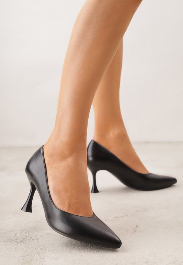 Renee - Czarne Czółenka na Geometrycznej Szpilce Iolissa. Okazja: na co dzień. Kolor: czarny. Wzór: geometria. Obcas: na obcasie. Styl: casual. Wysokość obcasa: średni