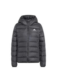 Adidas - Lekka kurtka puchowa adidas Essentials z kapturem czarna. Typ kołnierza: kaptur. Kolor: wielokolorowy, brązowy, czarny. Materiał: materiał, puch. Sport: piłka nożna #1