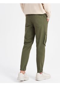 Ombre Clothing - Spodnie męskie JOGGERY z kieszeniami cargo - oliwkowe V18 P886 - XXL. Kolor: oliwkowy. Materiał: bawełna, elastan. Wzór: geometria #4