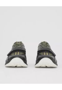 Burberry - BURBERRY - Czarne sneakersy w militarny wzór. Zapięcie: rzepy. Kolor: czarny. Materiał: materiał. Wzór: moro #5