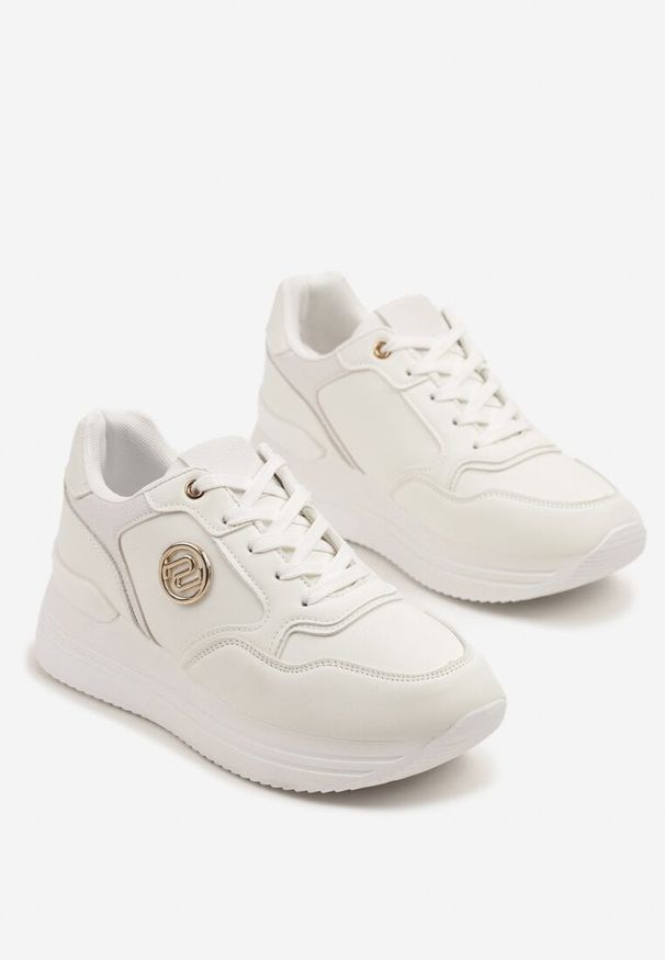 Renee - Białe Sneakersy na Platformie z Metaliczną Ozdobą Roniane. Okazja: na co dzień. Kolor: biały. Materiał: jeans. Wzór: aplikacja. Obcas: na platformie