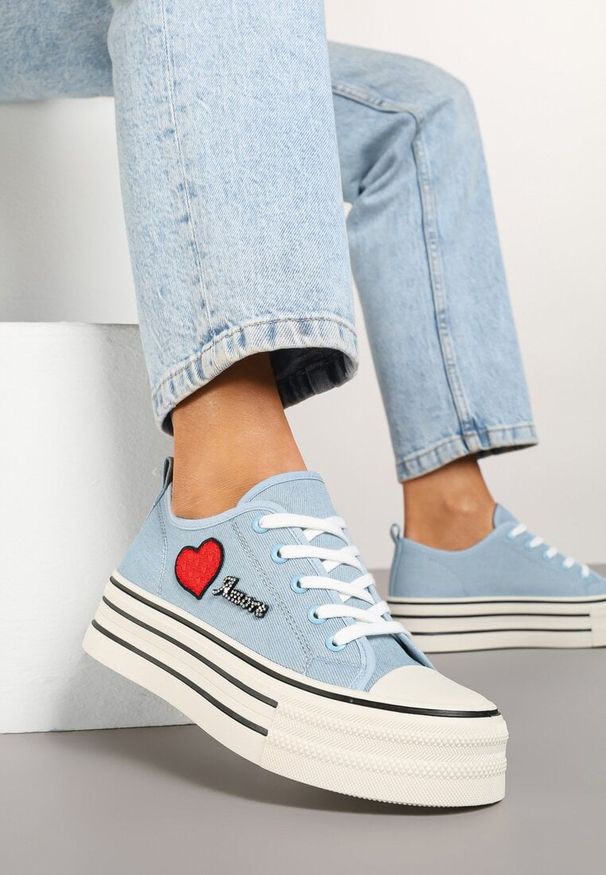 Born2be - Niebieskie Trampki na Platformie z Ozdobnym Napisem i Aplikacją Efena. Okazja: na co dzień. Kolor: niebieski. Materiał: jeans. Wzór: napisy, aplikacja. Obcas: na platformie. Styl: elegancki, casual