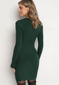 Born2be - Ciemnozielona Dzianinowa Sukienka Mini z Ozdobnym Prążkowaniem o Dopasowanym Fasonie Kais. Kolor: zielony. Materiał: dzianina, prążkowany. Długość: mini #6