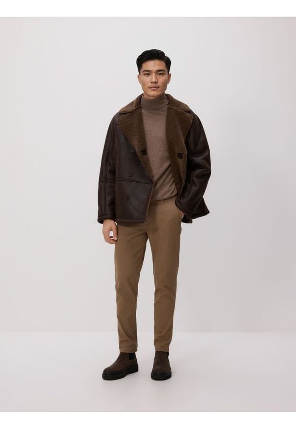 Reserved - Bawełniane spodnie chino slim - beżowy. Kolor: beżowy. Materiał: bawełna