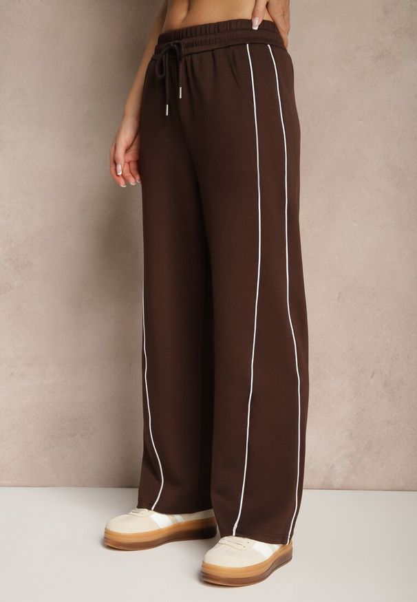 Renee - Brązowe Spodnie Dresowe z Bawełną o Szerokim Kroju High Waist z Paskami Salliara. Okazja: na co dzień. Stan: podwyższony. Kolor: brązowy. Materiał: dresówka, bawełna. Styl: elegancki, casual