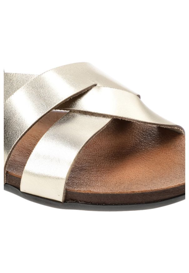 Złote Sandały Armodo Stylowe Obuwie Damskie. Okazja: na spacer, na plażę. Zapięcie: pasek. Kolor: złoty. Materiał: materiał. Sezon: lato. Styl: elegancki