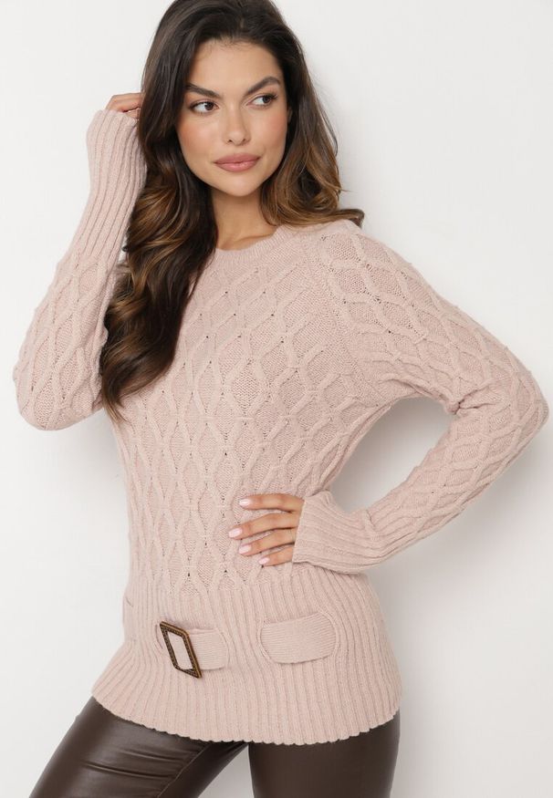 Born2be - Jasnoróżowy Sweter z Ozdobnym Splotem z Paskiem i Klamrą Riean. Okazja: na co dzień. Kolor: różowy. Materiał: jeans. Długość rękawa: długi rękaw. Długość: długie. Wzór: ze splotem. Styl: klasyczny, casual