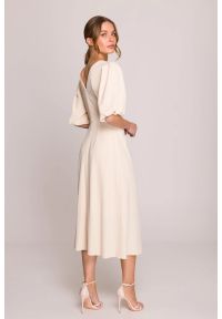 Stylove - Elegancka sukienka koktajlowa z bufiastymi rękawami kremowa. Okazja: na wesele, na imprezę, na ślub cywilny. Kolor: kremowy. Materiał: materiał, elastan. Długość rękawa: krótki rękaw. Sezon: lato. Typ sukienki: rozkloszowane. Styl: elegancki, wizytowy. Długość: midi #8