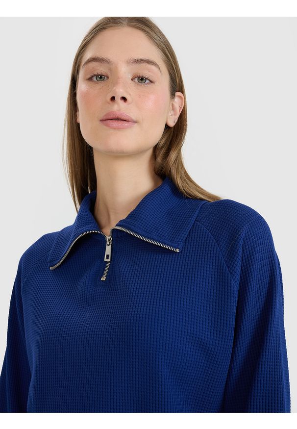 4f - 4F Bluza dresowa oversize nierozpinana bez kaptura damska - granatowa XS. Okazja: na co dzień. Typ kołnierza: bez kaptura. Kolor: niebieski. Materiał: dresówka. Długość rękawa: raglanowy rękaw. Wzór: ze splotem. Styl: casual, sportowy