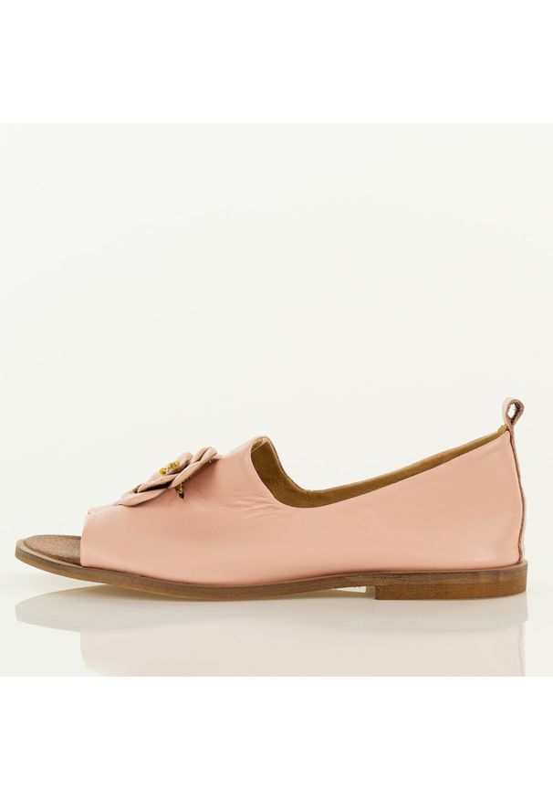 DEONI - Róż puder skórzane Polskie sandały damskie z zakrytą piętą Deoni D487A. Okazja: na co dzień. Kolor: różowy. Materiał: skóra. Wzór: aplikacja, kwiaty. Sezon: wiosna, lato. Styl: elegancki, casual