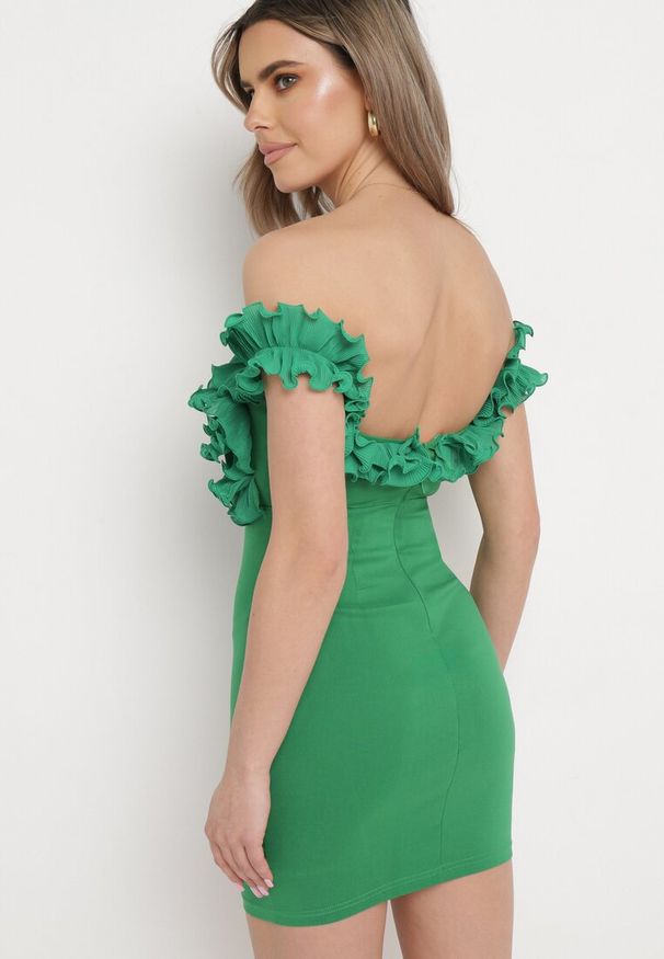 Born2be - Zielona Dopasowana Sukienka Mini z Hiszpańskim Dekoltem z Falbankami Ionas. Typ kołnierza: kołnierz z falbankami. Kolor: zielony. Styl: elegancki. Długość: mini