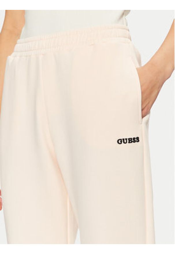 Guess Spodnie dresowe V5RB02 KCLD1 Écru Regular Fit. Materiał: syntetyk