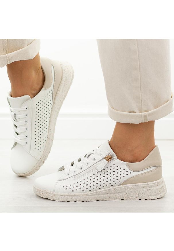 Białe skórzane półbuty damskie Jezzi 137. Okazja: na co dzień. Zapięcie: sznurówki. Kolor: biały. Materiał: skóra. Szerokość cholewki: normalna. Wzór: ażurowy. Sezon: wiosna, jesień, lato. Styl: casual, elegancki, klasyczny