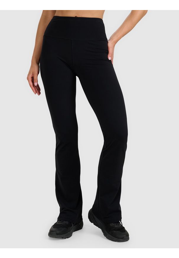 4f - 4F Legginsy z rozszerzanymi nogawkami damskie - czarne M. Okazja: na co dzień. Kolor: czarny. Materiał: elastan, syntetyk, materiał. Wzór: gładki. Styl: casual, elegancki. Sport: fitness