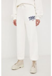 Tommy Jeans Spodnie damskie kolor biały z aplikacją. Stan: podwyższony. Kolor: biały. Materiał: bawełna. Wzór: aplikacja #3