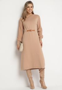 Born2be - Ciemnobeżowa Sukienka z Wiskozą Ozdobiona Plisowanymi Rękawami i Paskiem Daikari. Okazja: na co dzień. Kolor: beżowy. Materiał: wiskoza. Wzór: aplikacja. Styl: casual #4