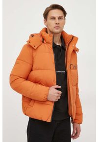 Calvin Klein Jeans kurtka męska kolor pomarańczowy zimowa. Kolor: pomarańczowy. Materiał: włókno, materiał. Wzór: nadruk. Sezon: zima