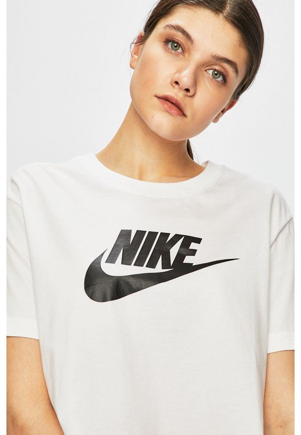Nike Sportswear - Top. Okazja: na co dzień. Kolor: biały. Wzór: nadruk. Styl: casual