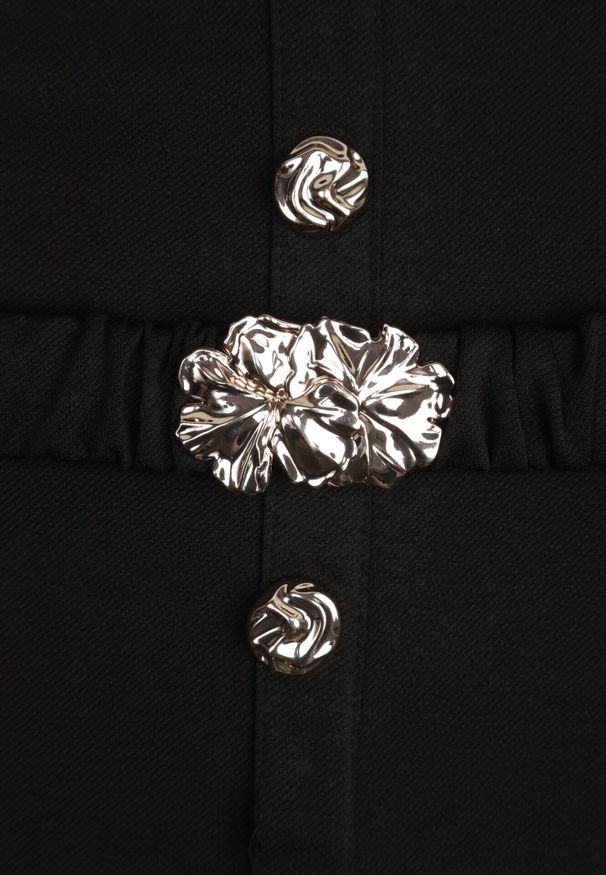 Born2be - Czarna Sukienka z Wiskozy z Elastycznym Paskiem Ozdobną Klamrą i Guzikami Alcerine. Kolor: czarny. Materiał: wiskoza. Styl: elegancki, klasyczny