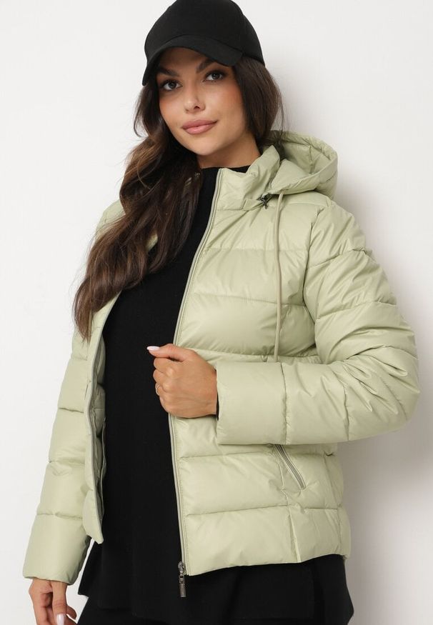 Born2be - Jasnozielona Pikowana Kurtka z Odpinanym Kapturem Valentiscia. Okazja: na co dzień, na spacer. Kolor: zielony. Materiał: dresówka. Sezon: jesień, wiosna. Styl: klasyczny, casual