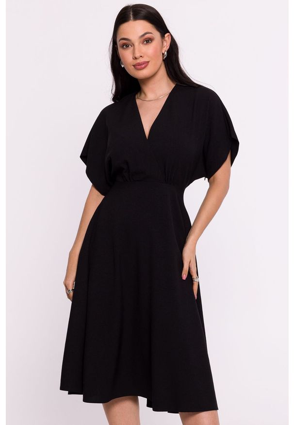 BeWear - Rozkloszowana sukienka z kopertowym dekoltem czarna. Kolor: czarny. Sezon: wiosna, lato. Typ sukienki: kopertowe