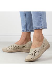 Beżowe skórzane ażurowe Polskie półbuty damskie Gregors 1035. Nosek buta: okrągły. Zapięcie: bez zapięcia. Kolor: beżowy. Materiał: skóra. Szerokość cholewki: normalna. Wzór: ażurowy. Sezon: wiosna, lato. Styl: klasyczny #1