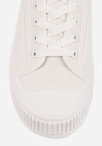 Born2be - Białe Basicowe Trampki z Podeszwą ze Żłobieniami Laurinatea. Okazja: na co dzień. Kolor: biały. Materiał: jeans. Styl: casual, elegancki, klasyczny #7