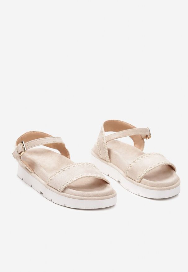 Born2be - Beżowe Płaskie Sandały w Stylu Boho Zapinane na Sprzączkę Furetta. Okazja: na spotkanie biznesowe. Nosek buta: otwarty. Zapięcie: sprzączka. Kolor: beżowy. Wzór: aplikacja. Sezon: lato. Styl: boho