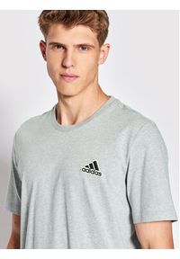 Adidas - adidas T-Shirt Essentials FeelComfy Sport Inspired HE1808 Szary Regular Fit. Kolor: szary. Materiał: bawełna. Styl: sportowy #4