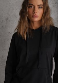 Renee - Granatowa Kangurka Bluza z Kapturem i Ściągaczem Saveria. Typ kołnierza: kaptur. Kolor: niebieski. Materiał: jeans. Styl: sportowy #4