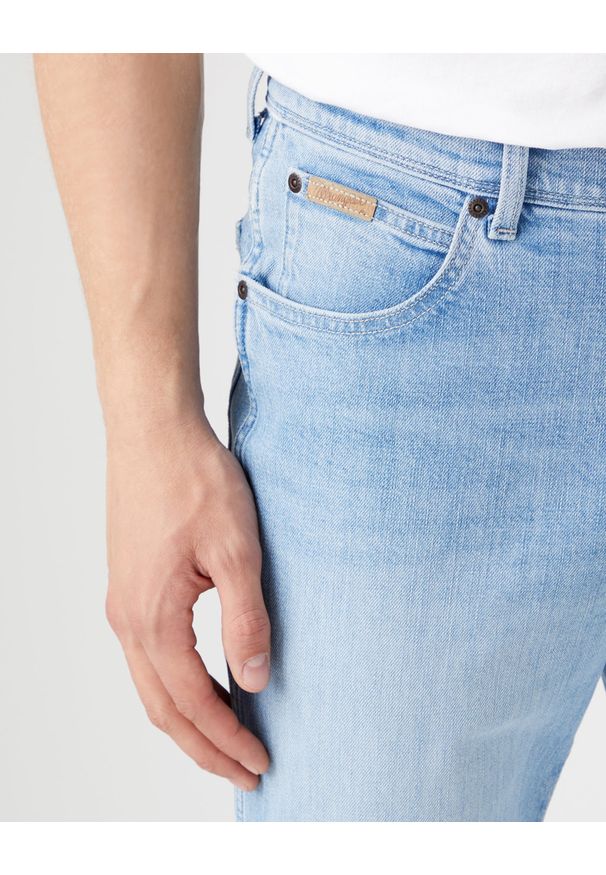 Wrangler - WRANGLER TEXAS TAPER MĘSKIE SPODNIE JEANSOWE LOVESICK W12TY728Q 112319945. Okazja: na spotkanie biznesowe. Styl: biznesowy, elegancki