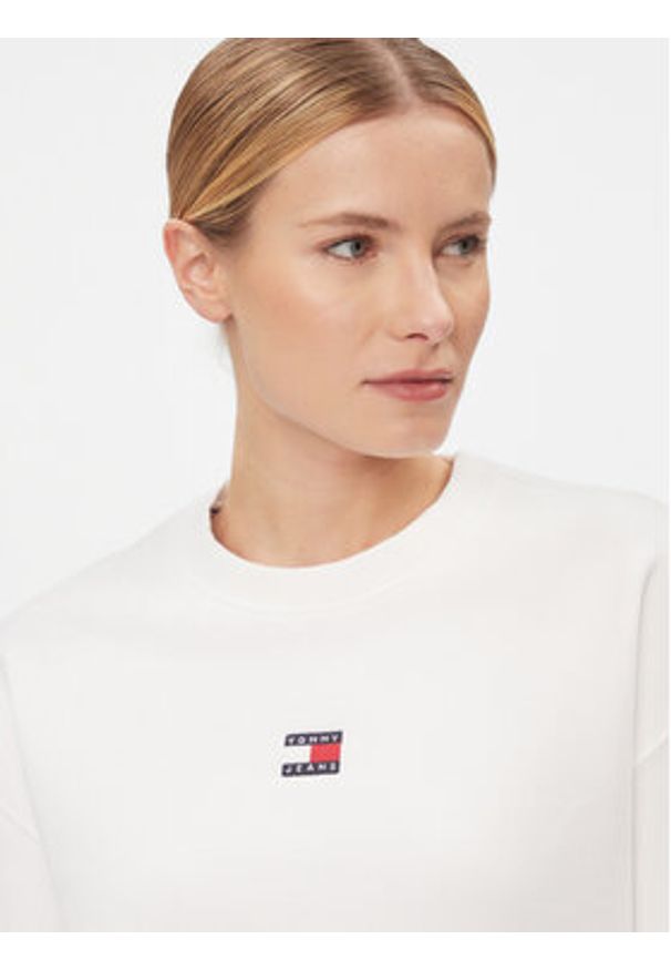 Tommy Jeans Bluza Badge DW0DW17325 Biały Boxy Fit. Kolor: biały. Materiał: bawełna