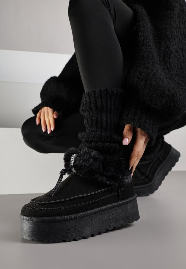 Born2be - Czarne Śniegowce na Grubej Podeszwie z Ozdobnymi Przeszyciami i Futerkiem Lindera. Okazja: na co dzień. Kolor: czarny. Materiał: futro. Styl: casual