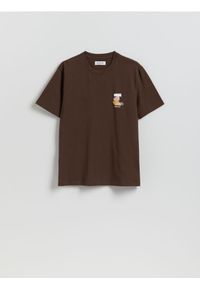 Reserved - T-shirt regular z nadrukiem - ciemnobrązowy. Kolor: brązowy. Materiał: dzianina, bawełna. Wzór: nadruk #1