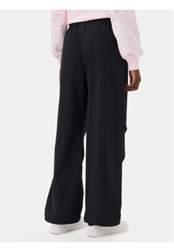 Champion Spodnie dresowe 117977 Czarny Loose Fit. Kolor: czarny. Materiał: syntetyk