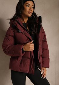 Renee - Bordowa Pikowana Kurtka o Fasonie Oversize z Kapturem Galadea. Okazja: na co dzień. Typ kołnierza: kaptur. Kolor: czerwony. Materiał: jeans, poliester, dzianina. Wzór: aplikacja. Sezon: zima. Styl: casual